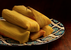 A pamonha é um dos pratos mais queridos das festas juninas. Feita com milho verde ralado, leite, açúcar e envolta em palha de milho, essa delícia é cozida e servida quente. 