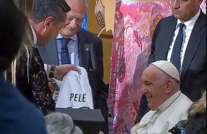 Papa recebe camisa do Santos com o nome de Pelé