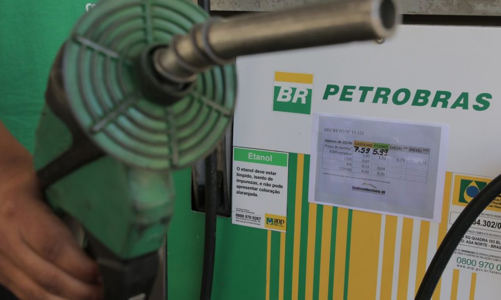 Gasolina para distribuidoras fica R$ 0,04 mais cara