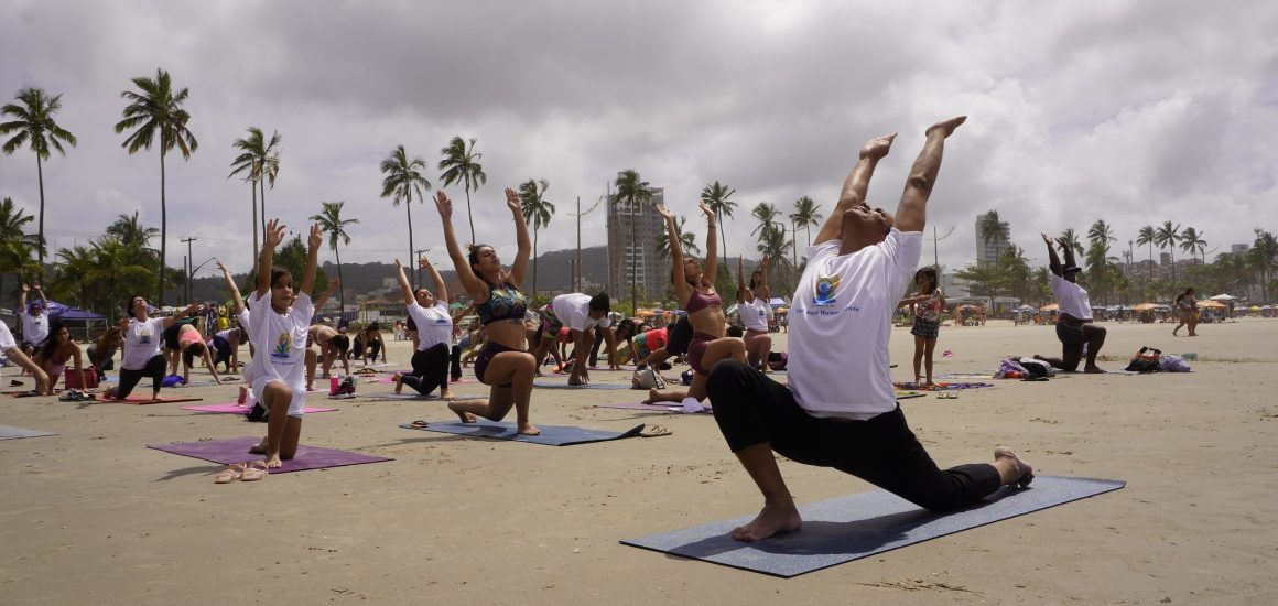 O professor indiano Satyendra Kumar Singh ministra aula gratuita de yoga em Guarujá.