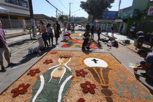 Corpus Christi tem celebrações especiais e tapetes nas ruas de Guarujá