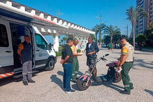 Blitz orienta condutores de ciclomotores em Praia Grande