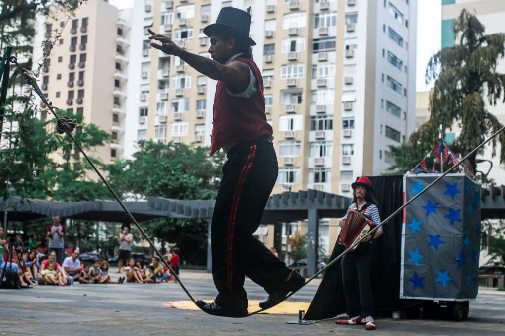 Fescete tem teatro lambe-lambe e circo no fim de semana