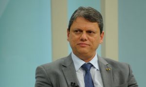 Tarcísio declara: Professores de SP não têm melhor salário, mas têm muito amor