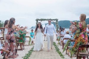 Casamento comunitário na praia em Guarujá abre inscrições