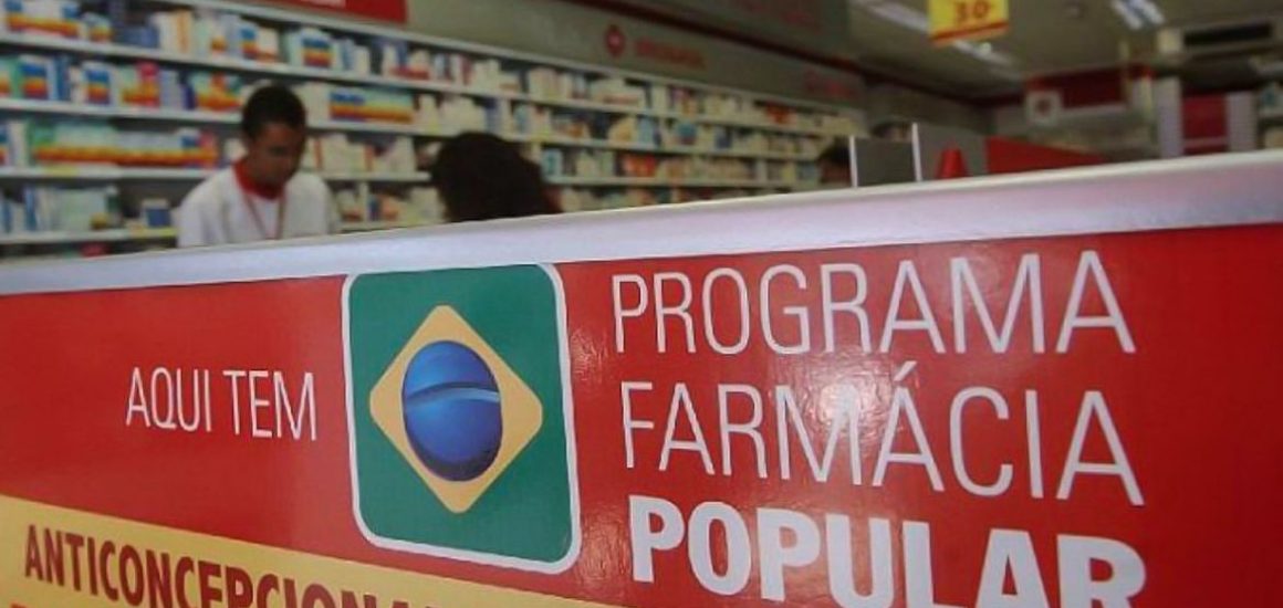 O governo federal retomou o programa Farmácia Popular do Brasil, com a proposta de expandir a oferta de medicamentos gratuitos.