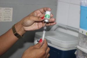 Dez policlínicas abrem neste sábado para vacinação em Santos