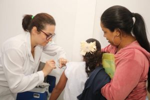 Santos prossegue com a vacinação de estudantes nas escolas