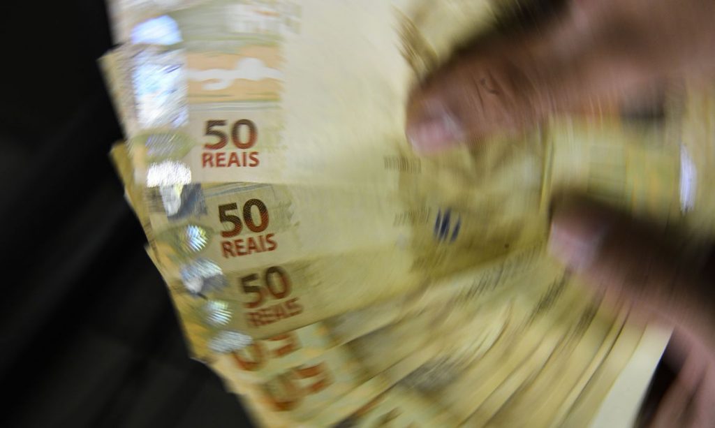 Receita abre na sexta consulta a 2º lote de restituição do IR
