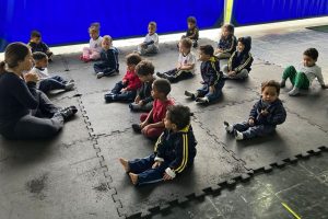 Creche em São Vicente dá aulas de yoga para crianças