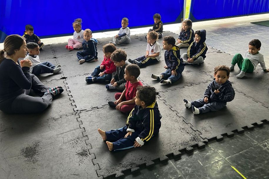 Creche em São Vicente dá aulas de yoga para crianças | Jornal da Orla
