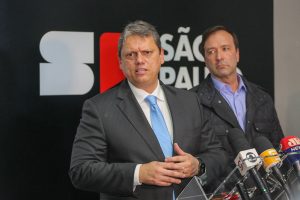 Governador anuncia investimento para viabilizar moradias populares na Baixada Santista
