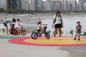 Aula em Santos ensina crianças a andar de bicicleta