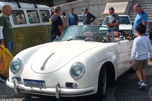 Encontro de automóveis antigos no Centro de Santos