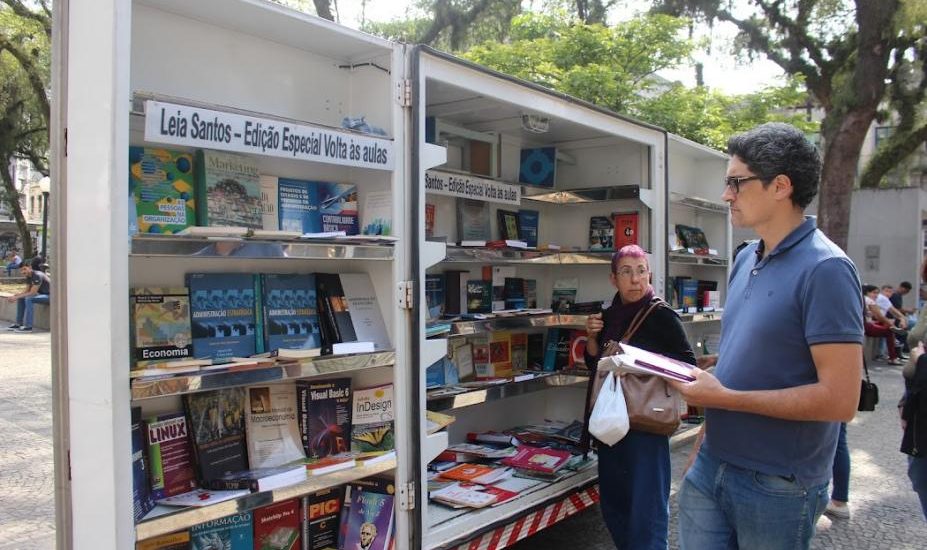 É possível doar livros em Santos e retirar uma obra de forma gratuita