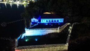 Iluminação da Fortaleza da Barra em Guarujá alerta sobre afogamento