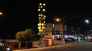 Novo monumento dos tambores em Santos ganha iluminação