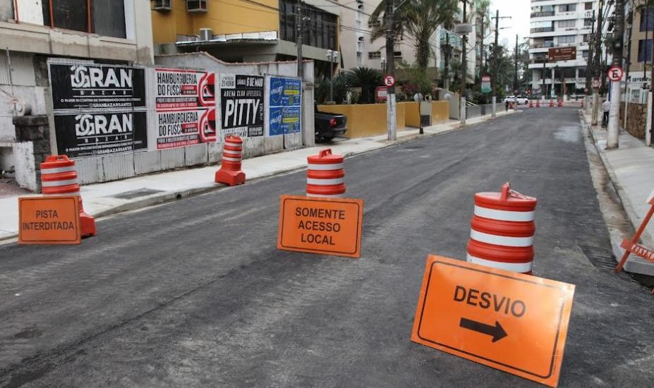 Terminou o asfaltamento da Rua Azevedo Sodré, em Santos, no trecho entre o canal 3 e a R. João Pinho, liberada para o tráfego local.