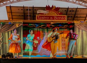 Teatro a Bordo estaciona em Santos