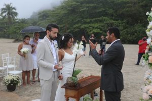 Guarujá inscreve para casamento comunitário na praia
