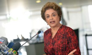 Dilma merece pedido de desculpas por impeachment, diz Lula