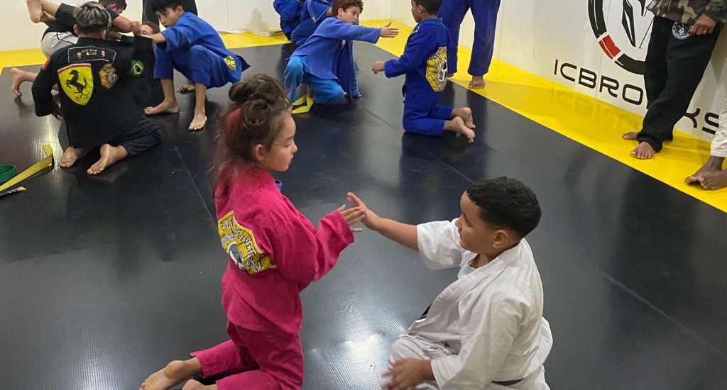 O Instituto Charles do Bronxs abre 64 vagas em aulas gratuitas de MMA e Jiu-jítsu em Guarujá para crianças e adolescentes de 4 a 16 anos.