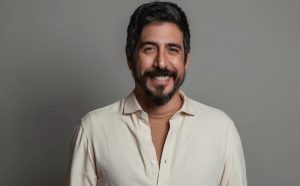Ator da Globo interpreta José de Anchieta em evento de Bertioga