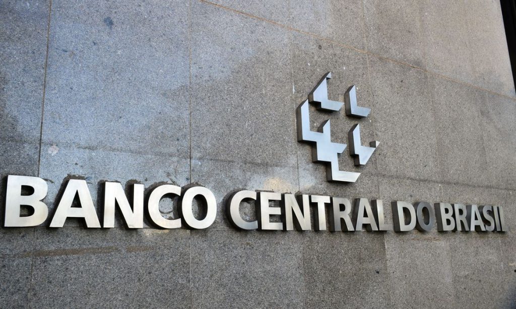 Redução da Selic faz bancos públicos reduzirem taxas