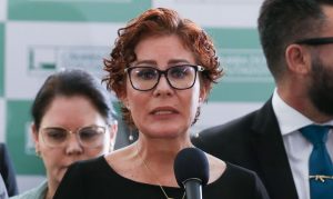 STF torna ré deputada Carla Zambelli por perseguição com arma