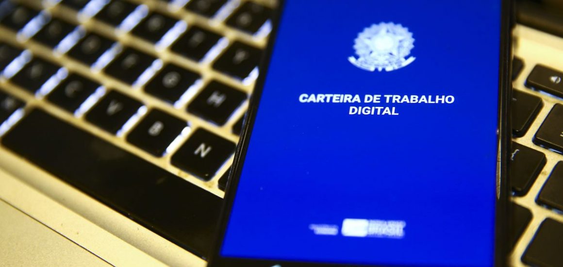 O Brasil criou 142.702 novos empregos em julho: no setor de serviços foram geradas 56.303 vagas e, no comércio, 26.744 postos.