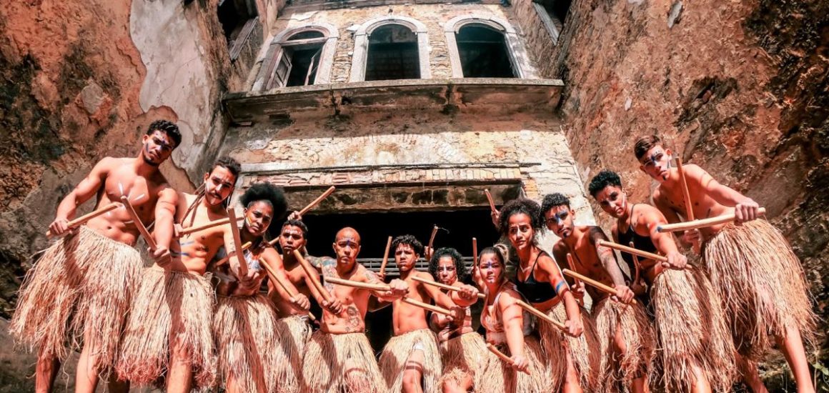 A Casa da Frontaria Azulejada recebe exposição fotográfica do projeto Patrimônios em Foco, com a temática de patrimônio e capoeira em Santos.