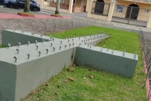 Igreja em Santos é acusada de aporofobia
