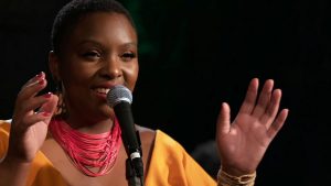 Luana Bayô faz show no Chorinho no Aquário em Santos