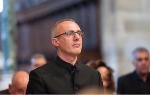 Maestro italiano rege coral no Santuário do Valongo