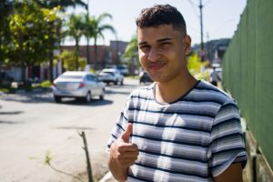 De São Vicente, ‘Matheus da Balinha’ viraliza na internet vendendo balas