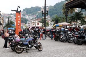 Encontro de motos antigas no Centro de Santos