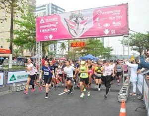 Corrida para mulheres agita orla de Santos