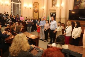 Santos anuncia app e outras medidas de proteção à mulher
