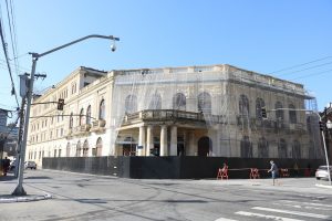 Santos inicia restauro da fachada do Teatro Coliseu