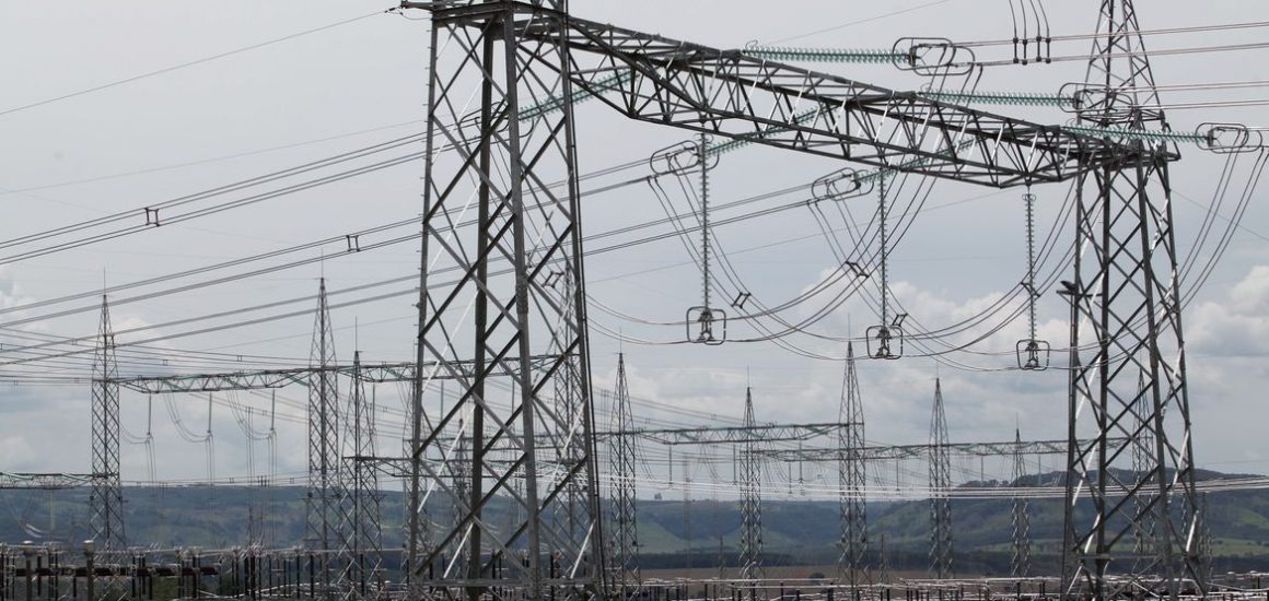 O governo brasileiro busca identificar as causas e os reflexos do apagão energético que deixou 25 estados sem energia.