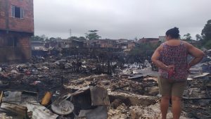 Cinzas, fumaça e destruição