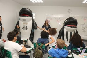 Alunos de escola municipal conhecem mascotes do Santos FC