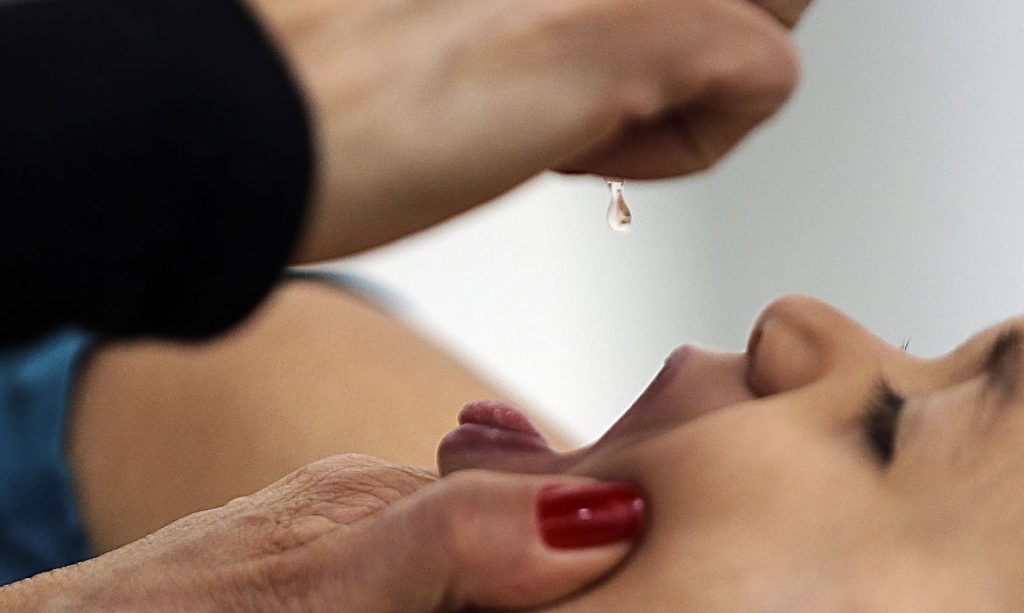 Substituição das gotinhas contra a pólio aumenta proteção, diz Ministério da Saúde
