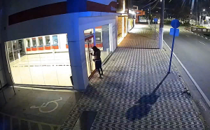Totens de segurança identificam suspeito por depredação a bancos em Bertioga