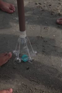 Estudantes de Santos recolhem lixo com materiais reciclados