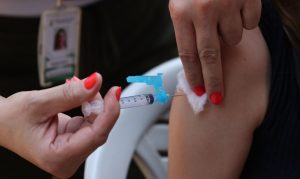 Poucos adolescentes completaram a vacinação contra a dengue