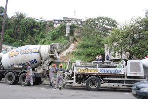 Etapa final de revitalização de escadaria em morro de Santos