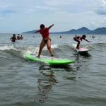 Projeto Surf Limpeza troca micro lixo por aula de surfe em Santos