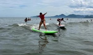 Projeto Surf Limpeza troca micro lixo por aula de surfe em Santos