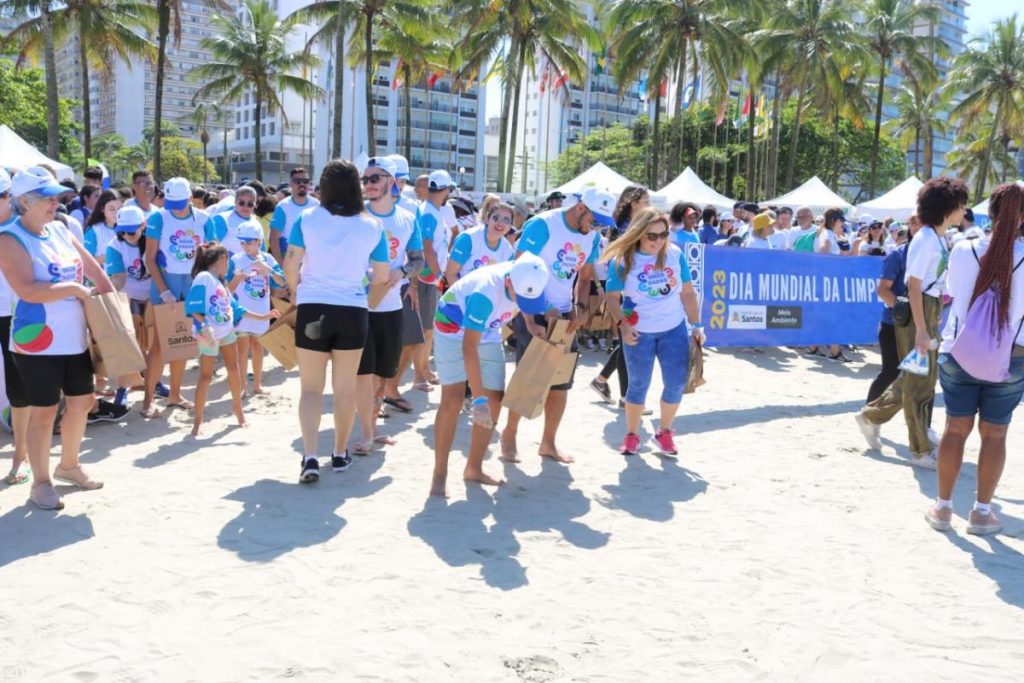 Voluntários fazem mutirão de limpeza em praia de Santos
